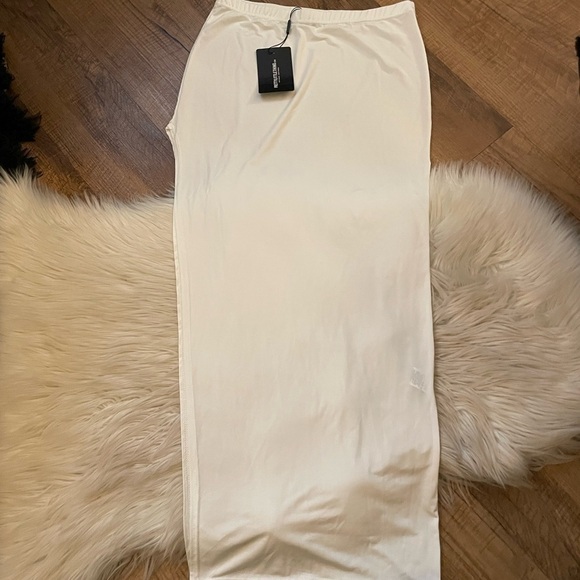 PRETTYLITTLETHING Cream Slinky Split Midaxi Skirt - Picture 2 of 5